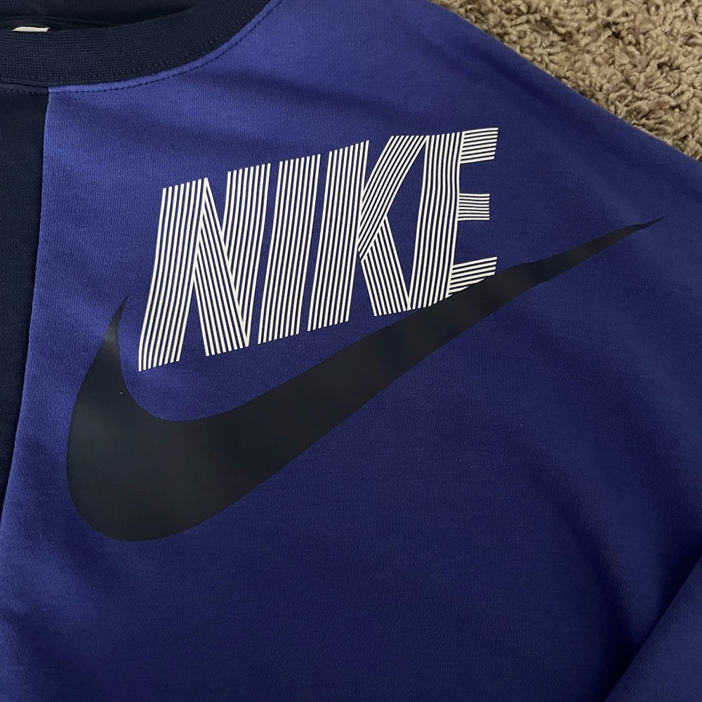 Women’s Nike Colorblock Oversized Dance Crewneck - Picture 2 of 6